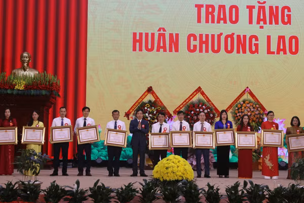 Gần 300 tập thể, cá nhân được khen thưởng tại Đại hội thi đua yêu nước tỉnh Lai Châu lần thứ VI.