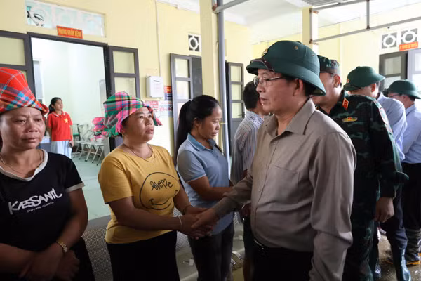 Phó Thủ tướng Hồ Quốc Dũng thăm hỏi, động viên người dân xã Mường Than chịu ảnh hưởng bởi mưa lũ.