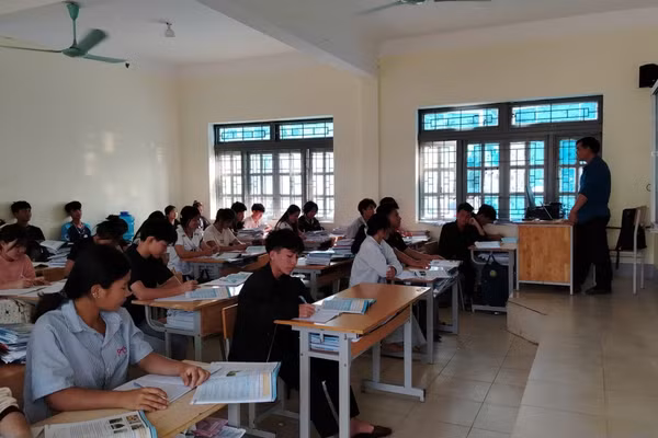 Thầy trò Trường PTDTNT THPT Ka Lăng trong giờ ôn thi tốt nghiệp.
