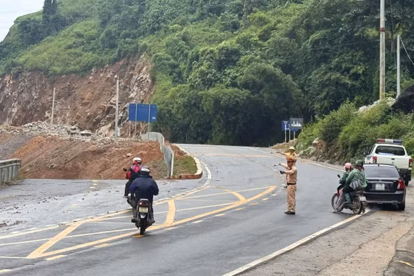 Phân luồng giao thông để người dân tránh khu vực có nguy cơ sạt lở.