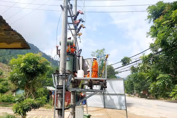 Nhân viên ngành điện tại Lai Châu kiểm tra, bảo dưỡng trạm biến áp đảm bảo cấp điện phục vụ khách hàng.
