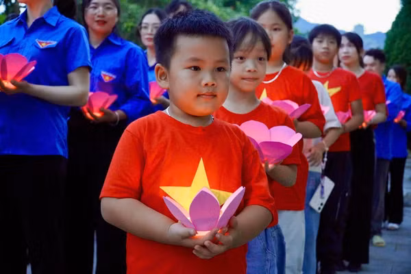 Những ngọn nến tri ân được thế hệ trẻ Lai Châu thắp lên để tưởng niệm các anh hùng liệt sĩ.