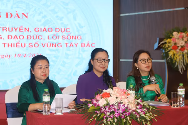 Thứ trưởng Nguyễn Thị Quyên Thanh (ở giữa) tham dự Diễn đàn được tổ chức tại Điện Biên.