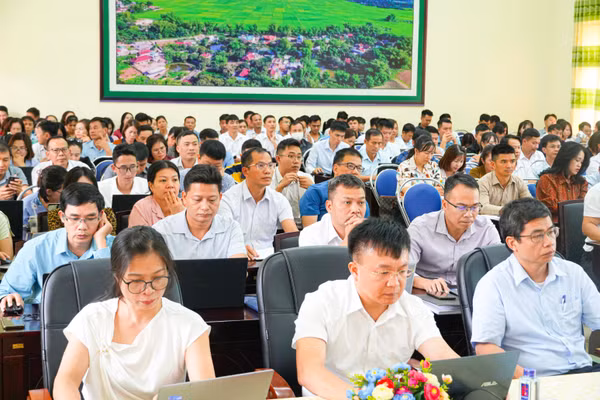 Các giáo viên tham gia khóa tập huấn ứng dụng trí tuệ nhân tạo.