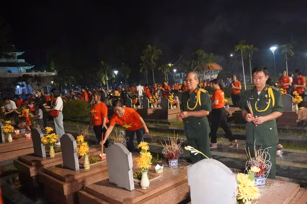 Thắp nến tri ân tại Nghĩa trang Liệt sĩ A1.