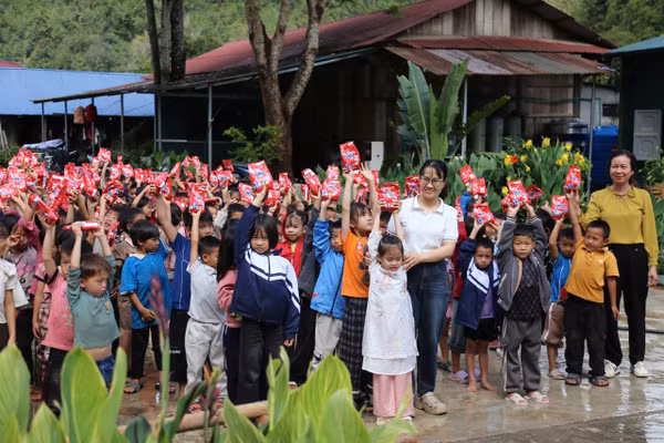 Trao giải "Ngôi sao vệ sinh" cho các học sinh Trường PTDTBT Tiểu học Nậm Chà, xã Mường Mô (Lai Châu).