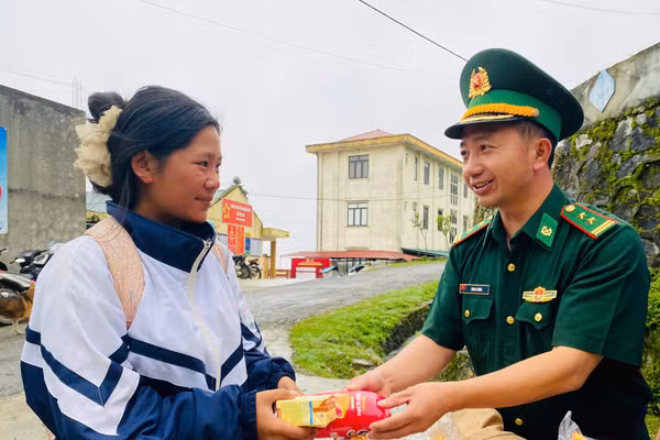 Cán bộ Đồn biên phòng Dào San tặng bánh, sữa cho thí sinh.