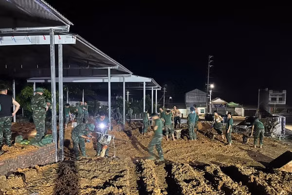 Các chiến sĩ xuyên đêm dựng nhà cho người dân vùng lũ Mường Than.