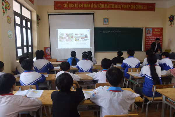 Tiết Địa lí của thầy trò Trường PTDTBT TH&THCS Tà Tổng trở nên sinh động khi giáo viên ứng dụng công nghệ thông tin vào giảng dạy.