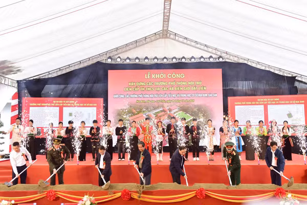 Bộ trưởng Nguyễn Kim Sơn cùng các đại biểu thực hiện Nghi thức Khởi công xây dựng Trường PTNT liên cấp TH&THCS Hua Bum, Dào San.