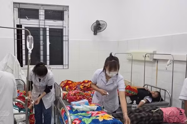 35 học sinh được đưa đến Bệnh viện Đa khoa Sìn Hồ chữa trị sau khi nghi ngộ độc do ăn quả lạ.
