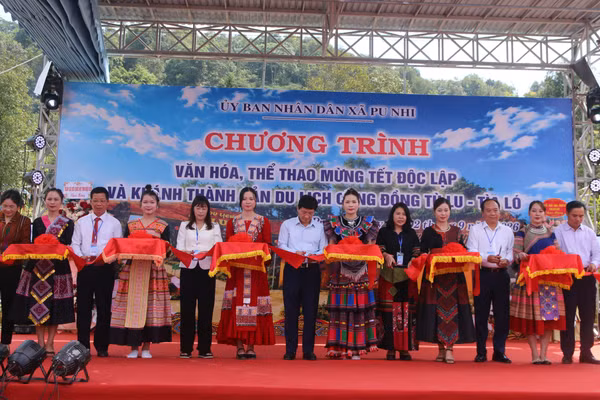 Các đại biểu cắt băng khánh thành bản du lịch Tù Lu Tìa Ló.