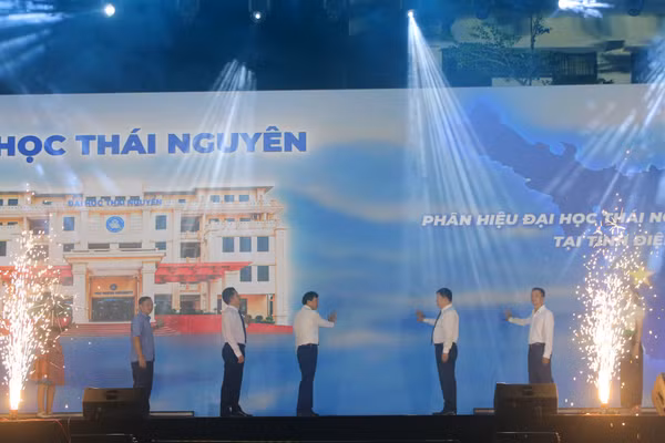 Các đại biểu và sinh viên thực hiện nghi thức Chào tân sinh viên.
