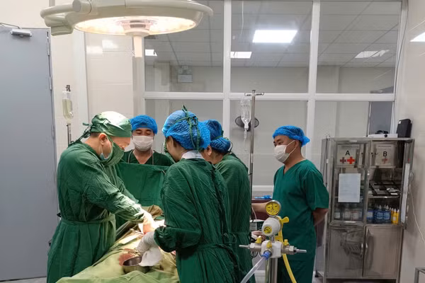 Sản phụ nguy kịch được các y, bác sĩ Trung tâm Y tế Tuần Giáo nỗ lực cứu chữa.