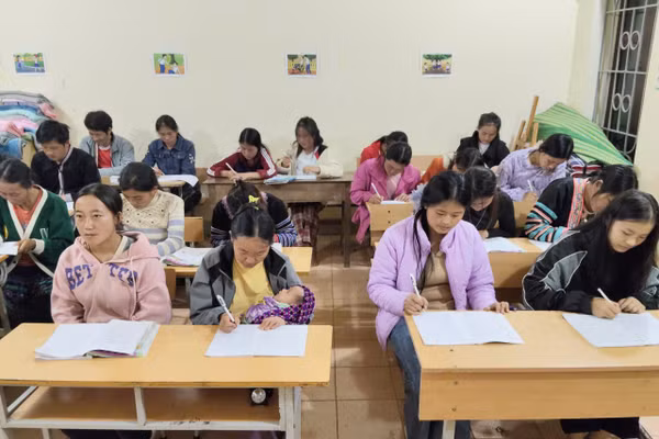 Lớp xóa mù chữ của người dân bản Ngà Chồ, xã Tà Tổng, tỉnh Lai Châu.
