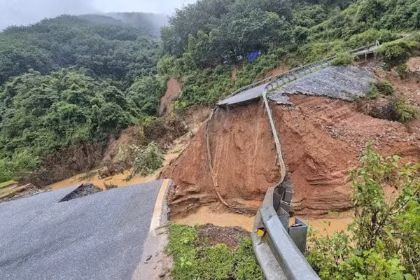 Vụ sạt lở khiến mặt đường Quốc lộ 12 bị cắt đôi với chiều dài vết đứt khoảng 10 mét.