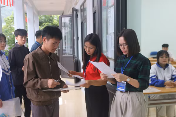 Các thí sinh tại Điểm thi Trường PTDTNT THPT tỉnh Lai Châu được kiểm tra hồ sơ trước khi vào phòng thi.