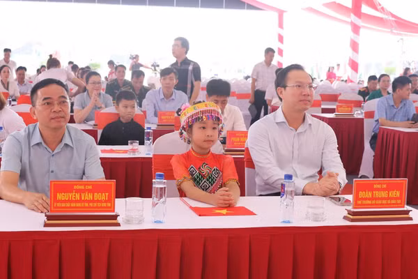 Thứ trưởng Đoàn Trung Kiên dự chương trình tổng duyệt cho Lễ Khai giảng và khánh thành Trường PTNT TH&THCS Thanh Nưa.