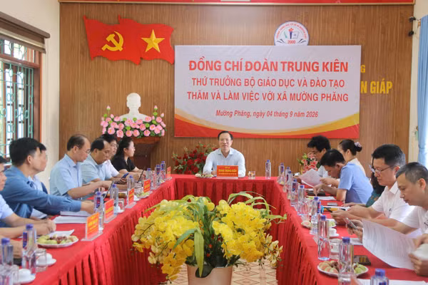 Thứ trưởng Đoàn Trung Kiên làm việc với UBND xã Mường Phăng và Trường THCS Võ Nguyên Giáp về chính sách hỗ trợ học sinh.