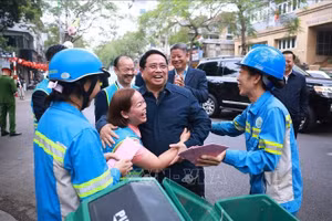 Thủ tướng Phạm Minh Chính thăm, chúc Tết công nhân vệ sinh môi trường tại Hà Nội