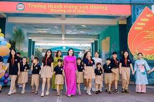 Cô trò Trường Tiểu học và THCS 915 Gia Sàng, TP Thái Nguyên (Thái Nguyên). Ảnh: NVCC