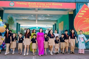 Cô trò Trường Tiểu học và THCS 915 Gia Sàng, TP Thái Nguyên (Thái Nguyên). Ảnh: NVCC