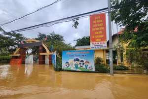 Trường học tại Thanh Hóa bị nước ngập sâu. Ảnh: Nguyễn Thuỳ.