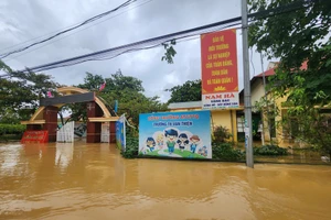 Trường học tại Thanh Hóa bị nước ngập sâu. Ảnh: Nguyễn Thuỳ.
