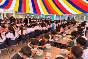 Những bát phở được trao đến các em học sinh vùng biên Nậm Pồ (Điện Biên).