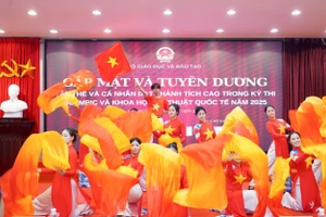 Bộ GD&ĐT gặp mặt, tuyên dương học sinh Olympic và KHKT quốc tế năm 2025