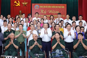 Nhân kỷ niệm 78 năm Ngày Thương binh - Liệt sĩ (27/7/1947 - 27/7/2025), chiều 15/7/2025, Tổng Bí thư Tô Lâm cùng Đoàn công tác Trung ương tới thăm hỏi, tặng quà thương binh, bệnh binh tại Trung tâm Điều dưỡng thương binh Thuận Thành (phường Ninh Xá, tỉnh Bắc Ninh). Ảnh: TTXVN