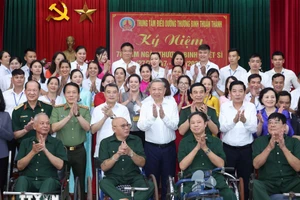 Nhân kỷ niệm 78 năm Ngày Thương binh - Liệt sĩ (27/7/1947 - 27/7/2025), chiều 15/7/2025, Tổng Bí thư Tô Lâm cùng Đoàn công tác Trung ương tới thăm hỏi, tặng quà thương binh, bệnh binh tại Trung tâm Điều dưỡng thương binh Thuận Thành (phường Ninh Xá, tỉnh Bắc Ninh). Ảnh: TTXVN