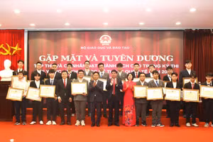 Bộ GD&ĐT gặp mặt, tuyên dương học sinh Olympic và KHKT quốc tế năm 2025