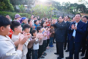Thủ tướng Phạm Minh Chính thăm, chúc Tết nhân dân Khu tái định cư Đông Khê, Cao Bằng. Ảnh: Dương Giang/TTXVN