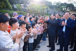 Thủ tướng Phạm Minh Chính thăm, chúc Tết nhân dân Khu tái định cư Đông Khê, Cao Bằng. Ảnh: Dương Giang/TTXVN