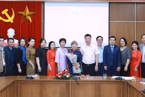 Nhà báo Triệu Ngọc Lâm - Bí thư Đảng ủy, Tổng Biên tập Báo Giáo dục và Thời đại chụp ảnh cùng các Đảng viên trong Chi bộ 1.