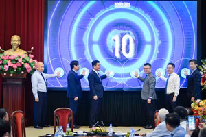 Các đại biểu thực hiện nghi thức khai trương chuyên trang Thương hiệu quốc gia. Ảnh: Thành Đạt.