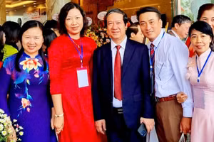 Cô Đỗ Thị Hồi (ngoài cùng bên phải) chụp ảnh lưu niệm cùng Bộ trưởng Nguyễn Kim Sơn tại Lễ vinh danh Nhà giáo tiêu biểu năm 2022.