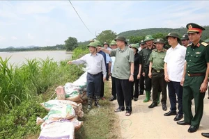 Tổng Bí thư, Chủ tịch nước Tô Lâm kiểm tra công tác củng cố, khắc phục sự cố một số điểm xung yếu ở đê sông Lô, xã Trường Sinh, huyện Sơn Dương. Ảnh: TTXVN