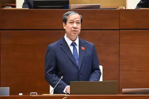 Bộ trưởng GD&ĐT Nguyễn Kim Sơn trả lời chất vấn tại hội trường chiều 19/6. Ảnh: Cổng TTĐT Quốc hội. 