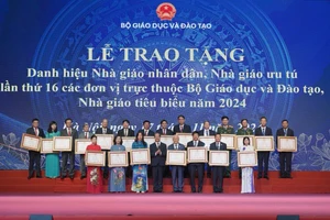 Bộ trưởng Bộ GD&ĐT Nguyễn Kim Sơn và các Nhà giáo Nhân dân năm 2024.