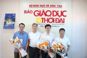 Nhà báo Ngô Tiến Nha, Phó Trưởng đại diện VPVB tặng hoa cho khách mời trong buổi giao lưu.