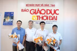 Nhà báo Ngô Sỹ Nha, Phó Trưởng đại diện VPVB tặng hoa cho khách mời trong buổi giao lưu.