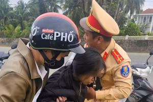 Nữ sinh được hỗ trợ đưa đi cấp cứu kịp thời.