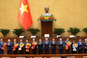 Lãnh đạo Đảng, Nhà nước tặng hoa chúc mừng các đồng chí được Quốc hội bầu và phê chuẩn. Ảnh: Quochoi.vn