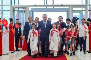 Tổng Bí thư Tô Lâm cùng các đại biểu tới dự khai giảng năm học 2025 – 2026 và kỷ niệm 80 năm truyền thống ngành Giáo dục.