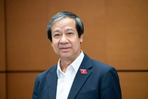 Bộ trưởng Bộ GD&ĐT Nguyễn Kim Sơn trao đổi một số thông tin tại phiên thảo luận chiều 22/5. Ảnh: Quochoi.vn