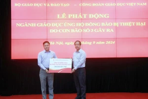 Bộ trưởng Bộ GD&ĐT Nguyễn Kim Sơn tiếp nhận ủng hộ từ Đại học Bách khoa Hà Nội.