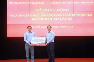 Bộ trưởng Bộ GD&ĐT Nguyễn Kim Sơn tiếp nhận ủng hộ từ Đại học Bách khoa Hà Nội.