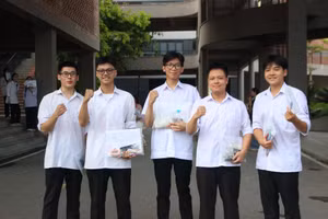 Thí sinh hoàn thành bài thi môn Toán tại Điểm thi THPT Phan Đình Phùng (Hà Tĩnh). Ảnh: Hồ Phương